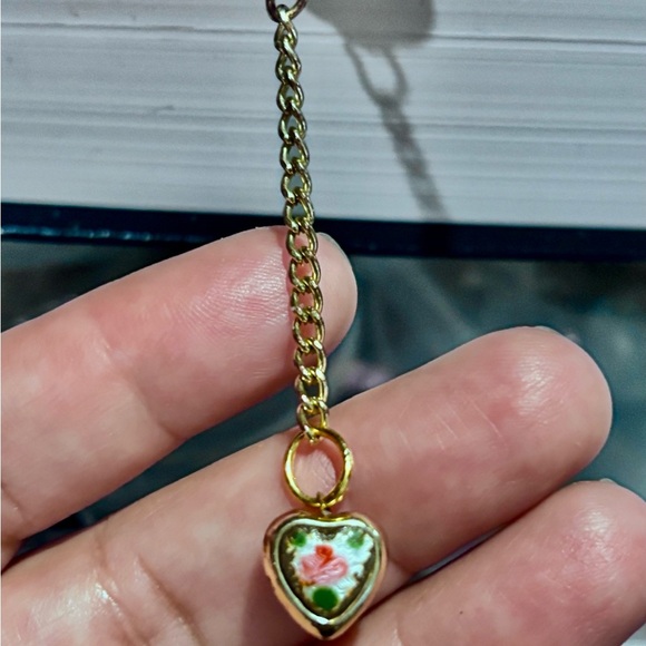 One of the kind Gold tone Filigree bookmark Pink Cord and a delicate heart charm - Picture 3 of 5